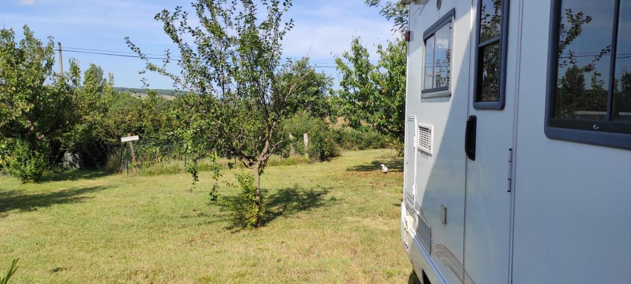 Charmant Camping-Car A La Campagne Labessiere-Candeil エクステリア 写真